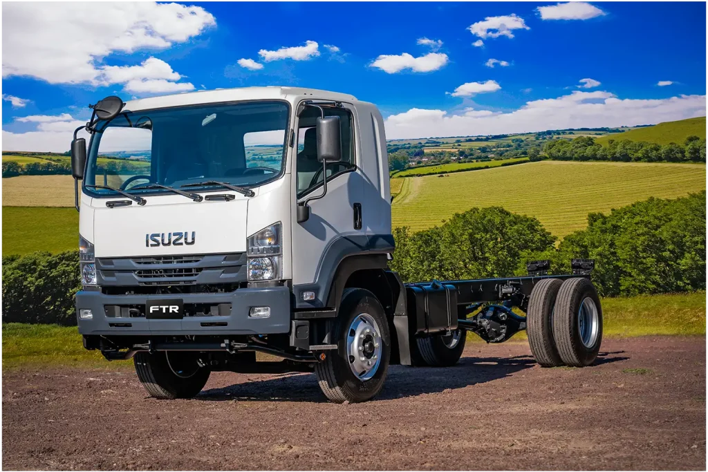 Imagen Exterior De Isuzu FTR Vista De Frente En Campo