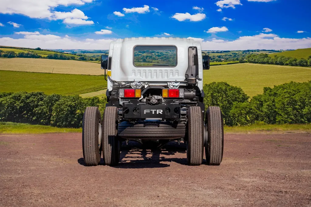 Imagen Exterior De Isuzu FTR Vista Trasera En Campo