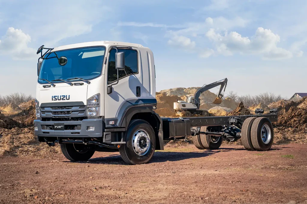 Imagen Exterior De Isuzu FVR Vista De Frente En Terreno De Tierra