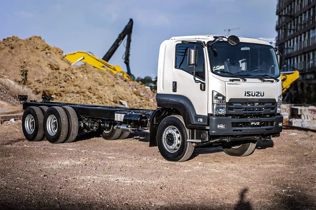 Imagen Exterior De Isuzu FVZ Vista De Frente En Zona De Construcción
