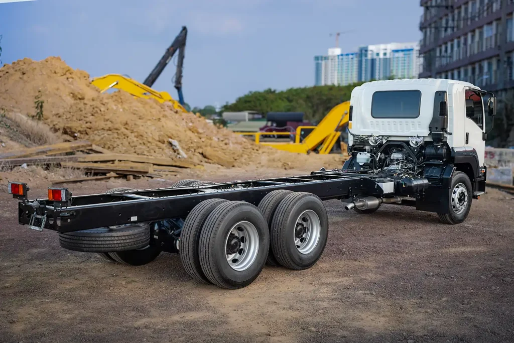 Imagen Exterior De Isuzu FVZ Vista Trasera En Zona De Construcción