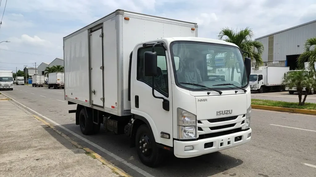 Imagen Exterior De Isuzu NMR Vista De Lado En La Calle