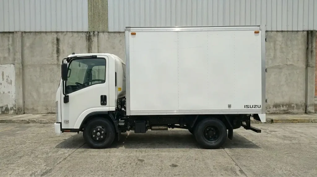 Imagen Exterior De Isuzu NMR Vista Lateral En La Calle