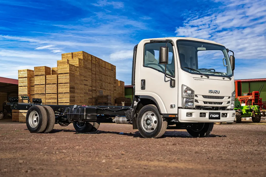 Imagen Exterior De Isuzu NQR Vista De Frente En Terreno De Tierra
