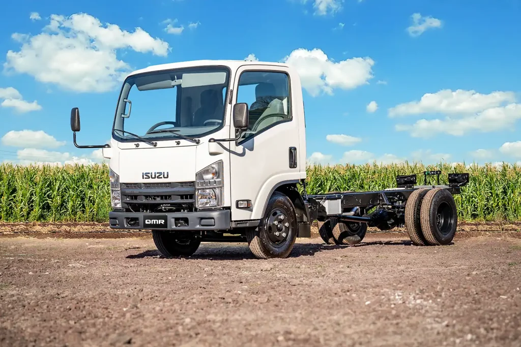 Imagen Exterior De Isuzu QMRH Vista De Frente En El Campo