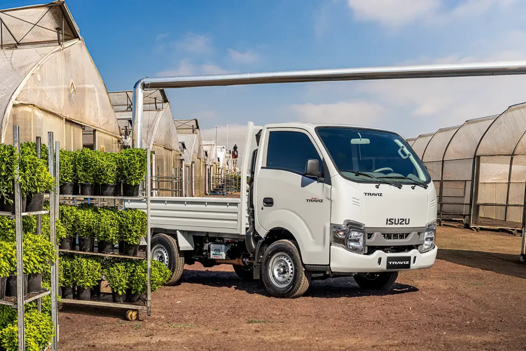 Imagen Exterior De Isuzu Traviz Vista De Frente En Un Vivero