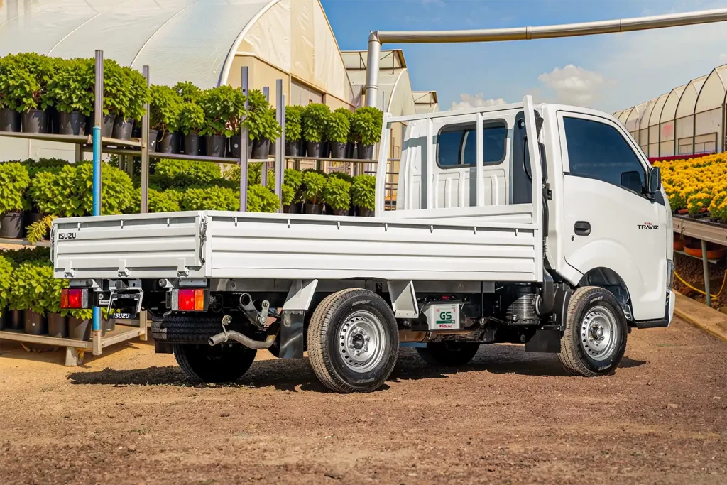 Imagen Exterior De Isuzu Traviz Vista Desde Atras En Un Vivero