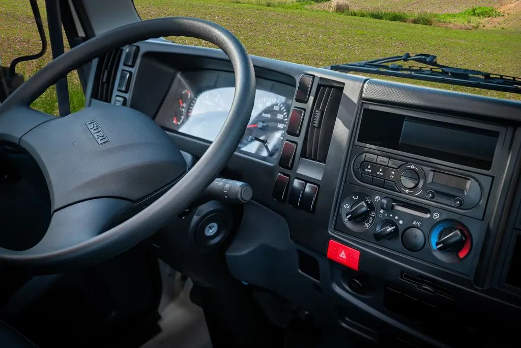 Imagen Del Interior De Isuzu FTR De La Consola Central y Tablero De Conductor