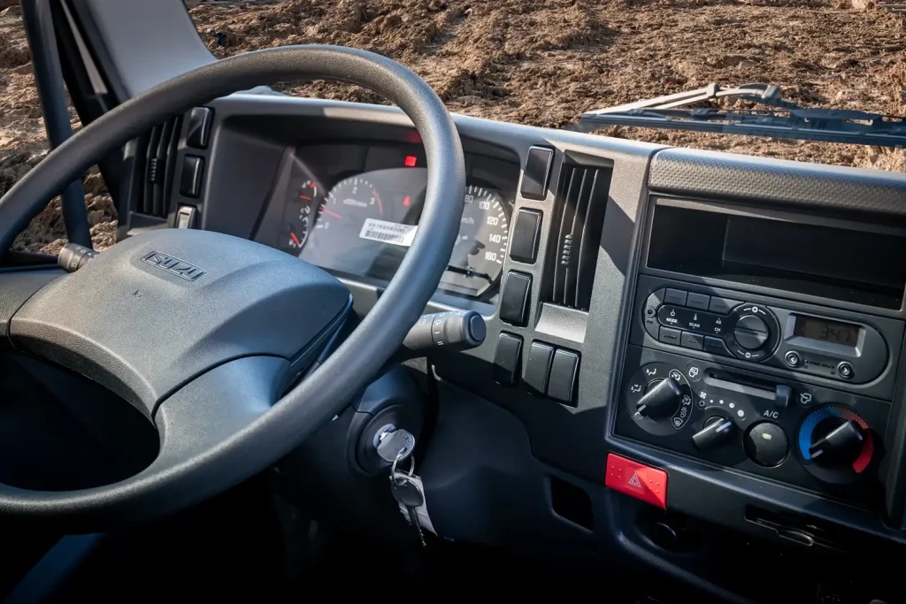 Imagen Del Interior De Isuzu FVR De La Consola Central y Tablero De Conductor