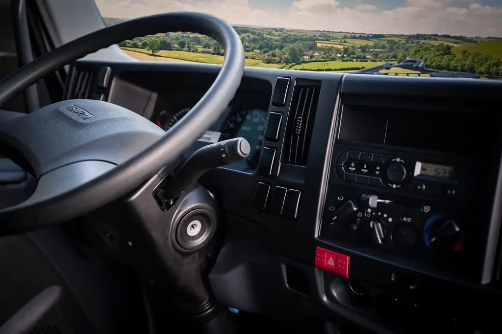 Imagen Del Interior De Isuzu FVZ De La Consola Central y Tablero De Conductor