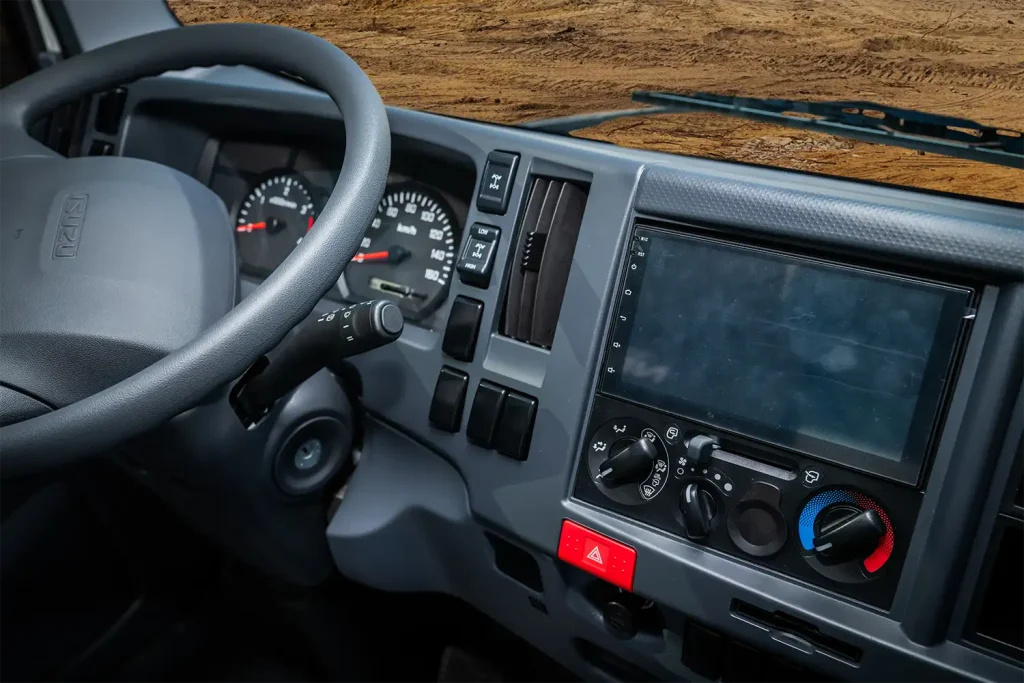 Imagen Del Interior De Isuzu NPS De La Consola Central y Tablero De Conductor