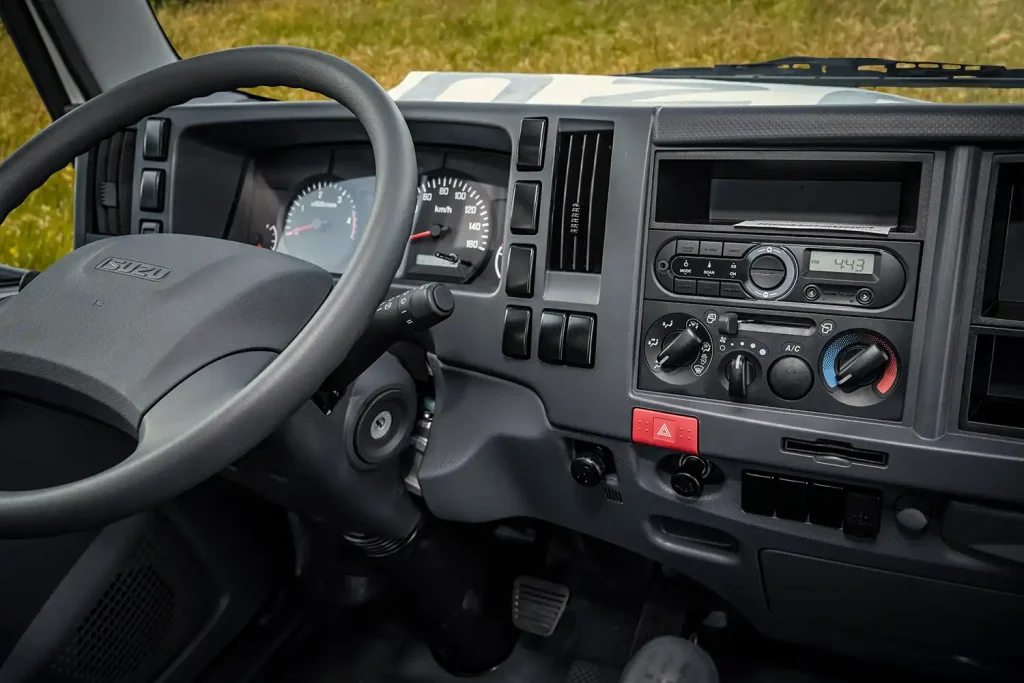 Imagen Del Interior De Isuzu NQR De La Consola Central y Tablero De Conductor