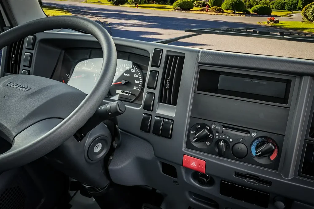 Imagen Del Interior De Isuzu QMRH De La Consola Central y Tablero De Conductor