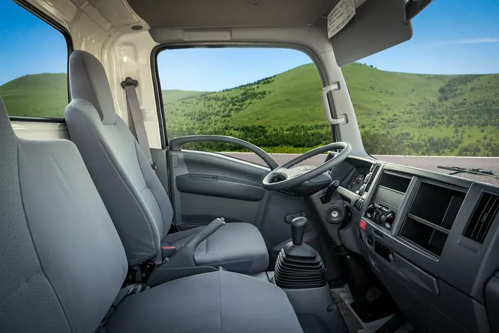 Imagen Del Interior De Isuzu QMRH De Asientos Interior De Conductor y Pasajeros
