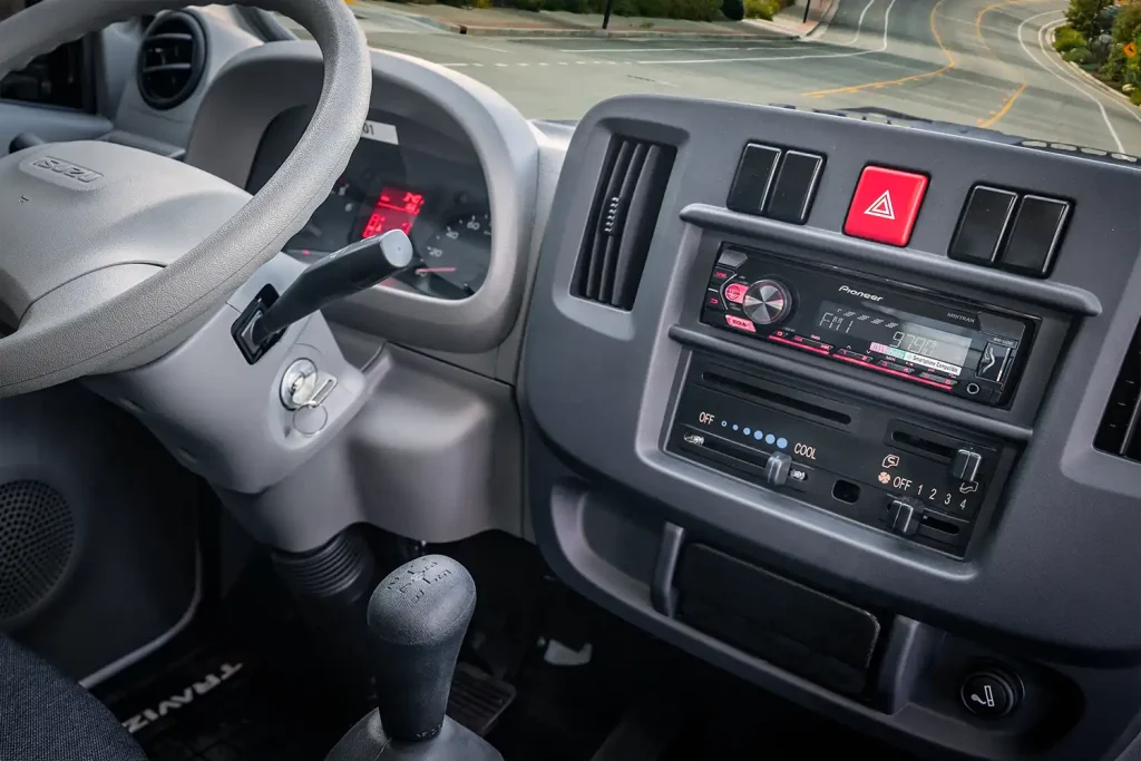 Imagen Del Interior De Isuzu Traviz De La Consola Central y Tablero De Conductor
